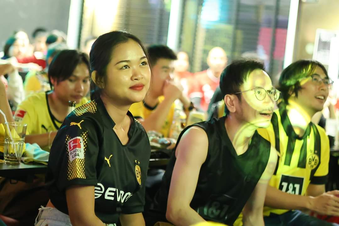 BVBThailandFC's tweet photo. 📸 รวมภาพบรรยากาศ Der Klassiker Thailand เมื่อคืนวันเสาร์ที่ผ่านมา ขอบคุณแฟนๆ ทุกคนที่มาร่วมงาน แม้ว่าคะแนนจะไม่เข้าข้างเรา (อีกแล้ว)

  และขอขอบคุณทุกฝ่ายที่เกี่ยวข้องมา ณ ที่นี้ 🙏

  #bvb #bvbthailand #Bundesliga #DerKlassiker #BVBFCB #Riedle #KHR13 #FanclubEvent https://t.co/u5jSVaODd2