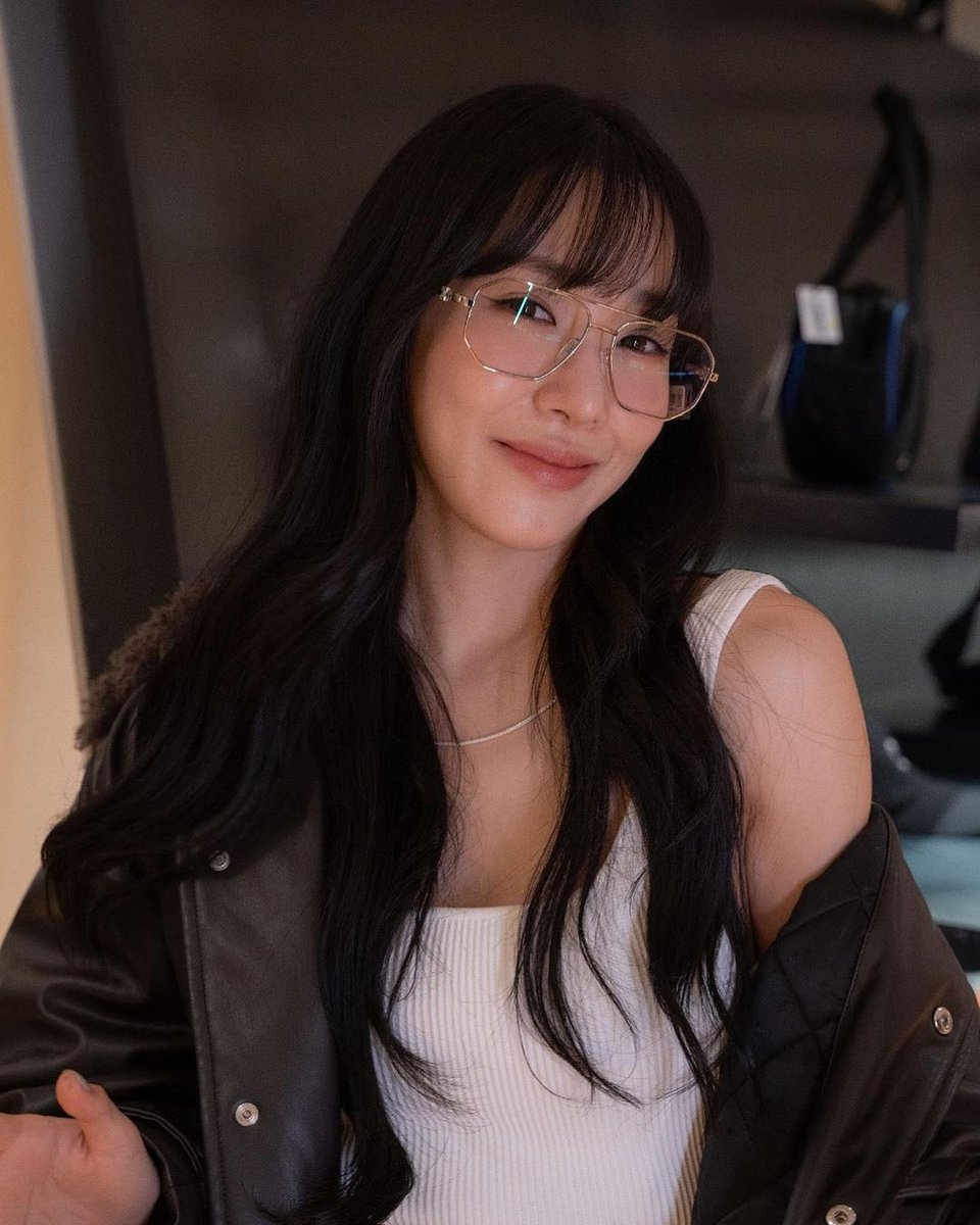vioangelatte's tweet photo. women in leather and specs >>> https://t.co/iYjRgvuCfx