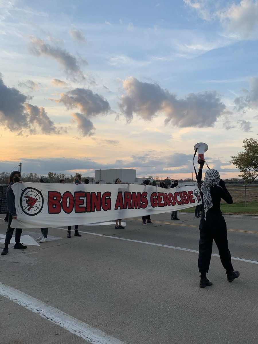 wearedissenters's tweet photo. HAPPENING NOW: 75 anti-militarist youth organizers are blocking all entrances to Boeing manufacturing plant 598 near St. Louis, MO.

We demand Congress and Biden call for #CeasefireNow and #StopArmingIsrael https://t.co/38O5wXDJkO