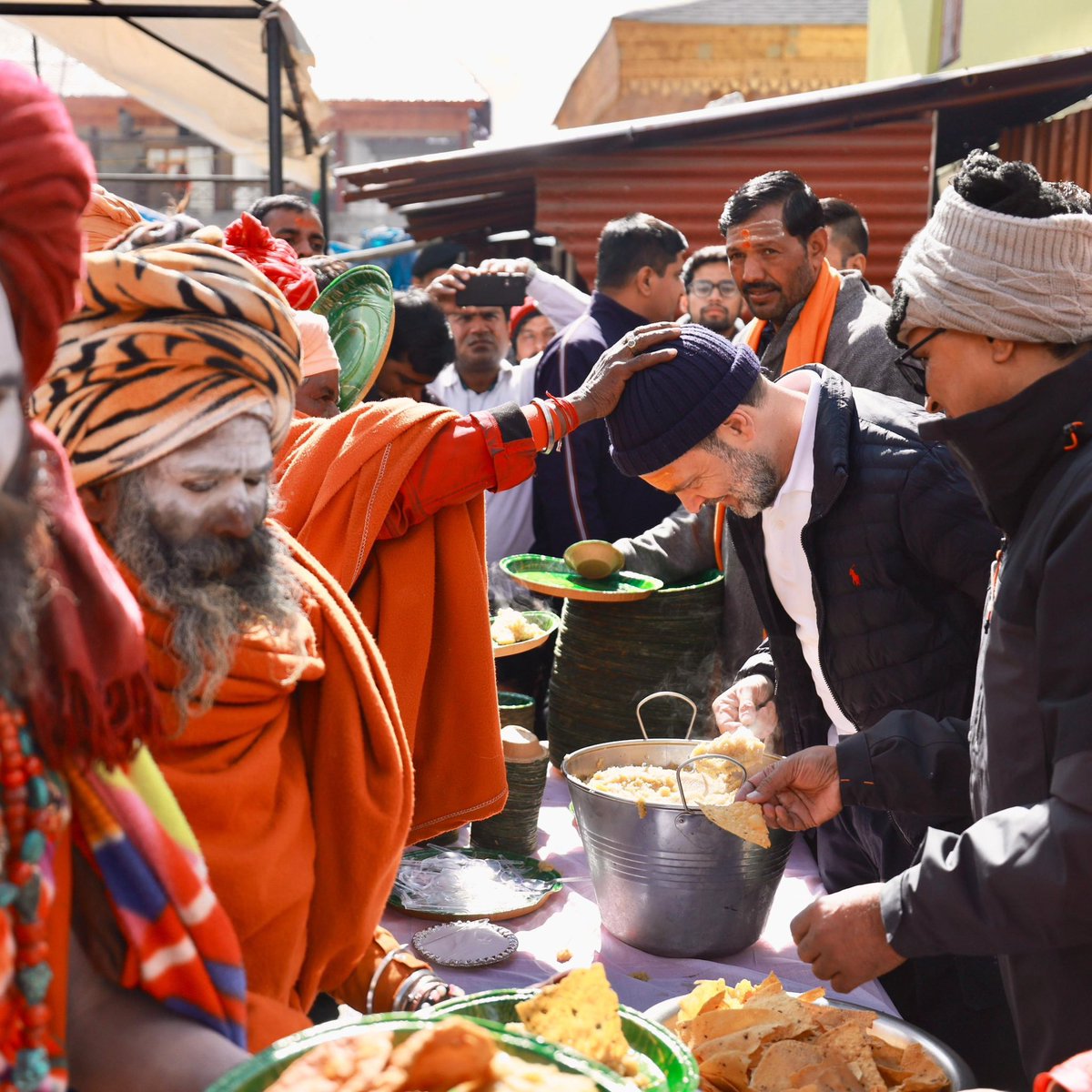 महाप्रसाद वितरण के बाद साधु-संतों का आशीर्वाद ग्रहण करते हुए @RahulGandhi 
#KedarnathDham