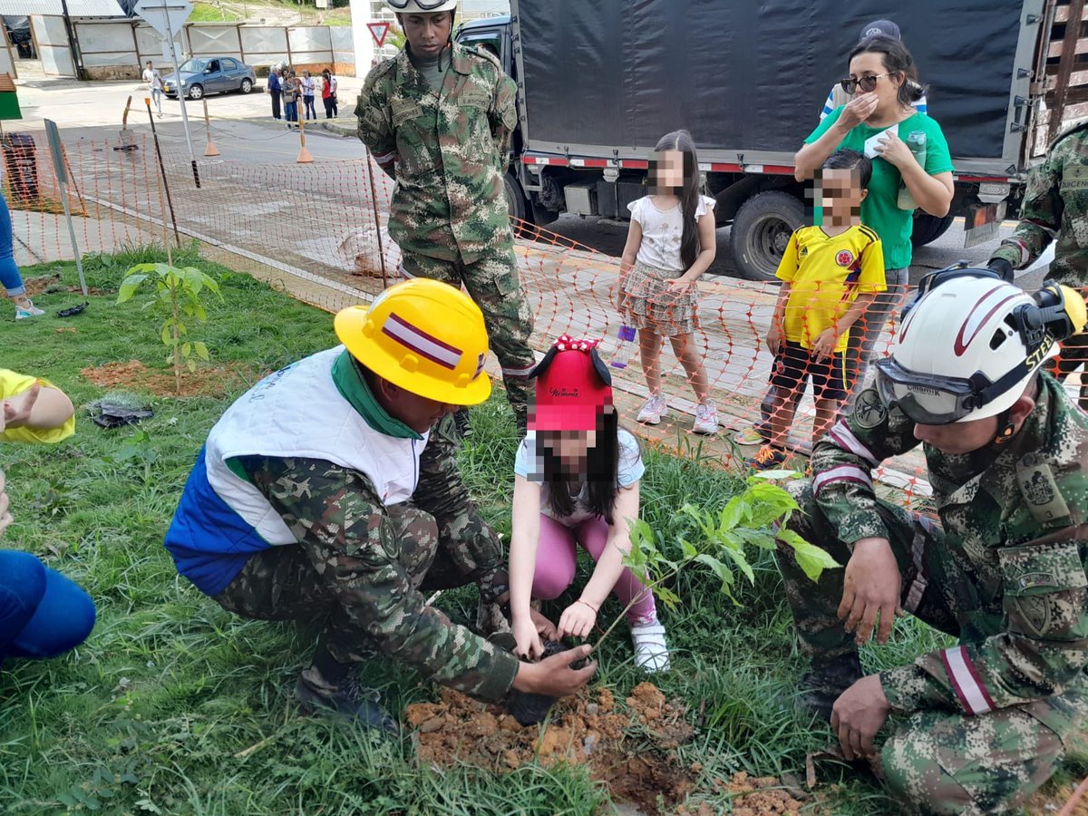 Ingenieros_EJC's tweet photo. Entre Gualanday  Cedro y Guayacán fueron más de 200 plántulas sembradas por soldados del Batallón Caldas #BRIAD y comunidad de Floridablanca #Santander, fortaleciendo el ecosistema y fomentando la preservación de los recursos naturales.
#CustodiosDelMedioAmbiente https://t.co/zAVvVJMWsU
