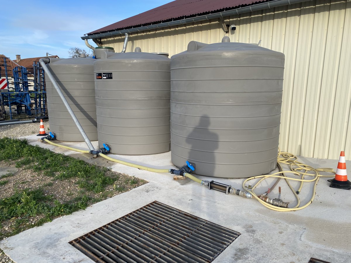 AxeEnv's tweet photo. Une belle installation de #citernes verticales avec jumelage 🔥
#citerneeau #eaupluviales #eau #agriculture #viticulture #mondeagricole https://t.co/1hBsilm3Vi