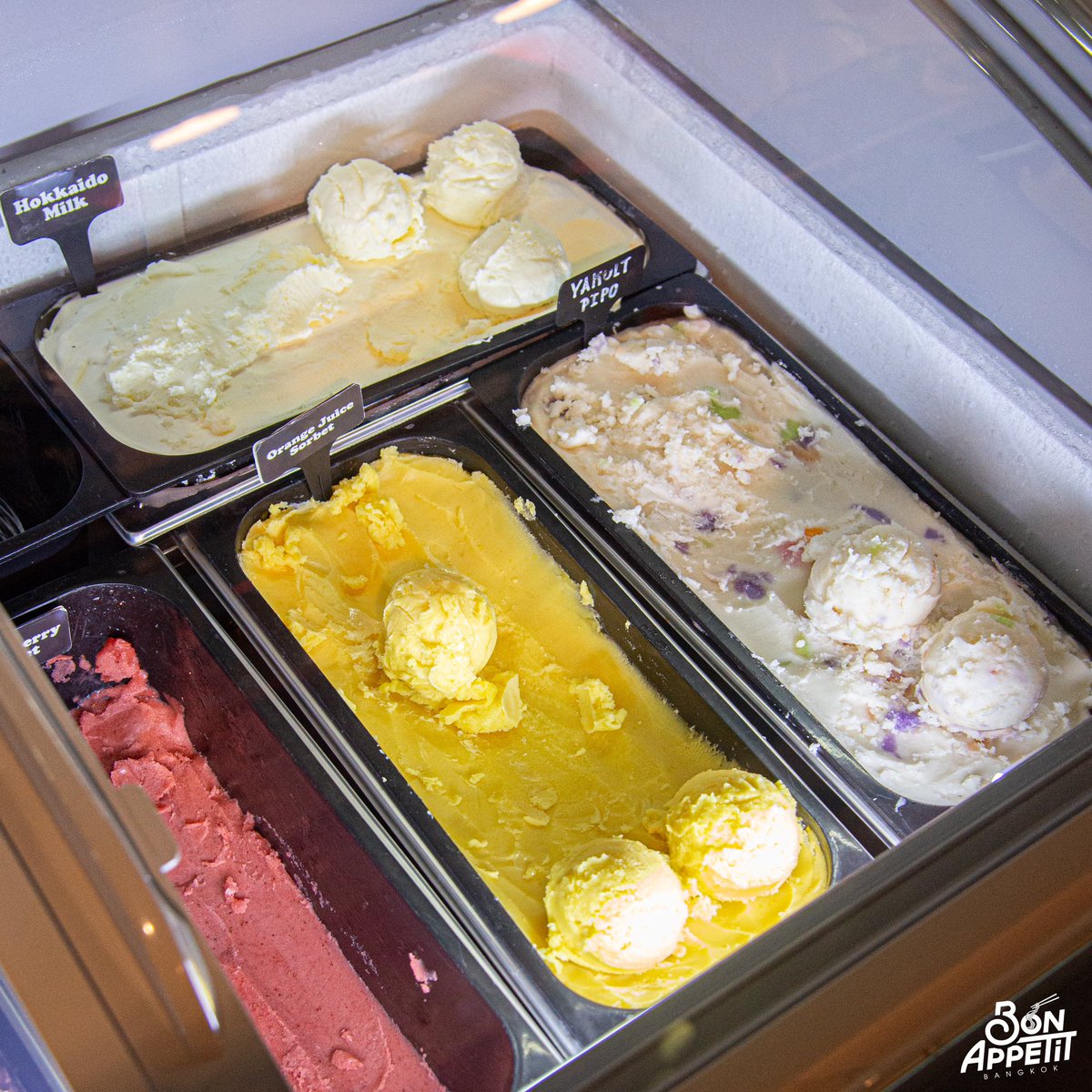 bon_appetitbkk's tweet photo. คาเฟ่ไอศกรีมลับๆในตึกย่านพร้อมพงษ์!!! #SweetKitti 🍨❤️ ไวป์วัยรุ่น90s ชิคๆ
เรื่องความอร่อยคือ 100/10

ที่ขอยกให้เป็น MVP👑 คือ Dark Chocolate Sorbet ไม่มีส่วนผสมของครีมหรือนมเลย เข้มข้น หวานน้อย เหมือนกิน Dark Chocolate Bar ทั้งแท่งในรูปแบบของไอศกรีม 

อีกอันที่ชอบมากคือ Nutty Pecan หอมหวานอร่อย มี texture ของถั่วพีแคนให้เคี้ยวกรุบๆ 

แนะนำ Banana Split🍌 ได้ไอศกรีมทั้งหมด 3 รส พร้อมกล้วยแบบเน้นๆ รับประกันความฟิน

ต่อด้วย Jelly Ice-Cream ไอศกรีมโปะบนเจลลี่สีแดงที่เราคุ้นเคยพร้อมวิปครีมนุ่มๆ