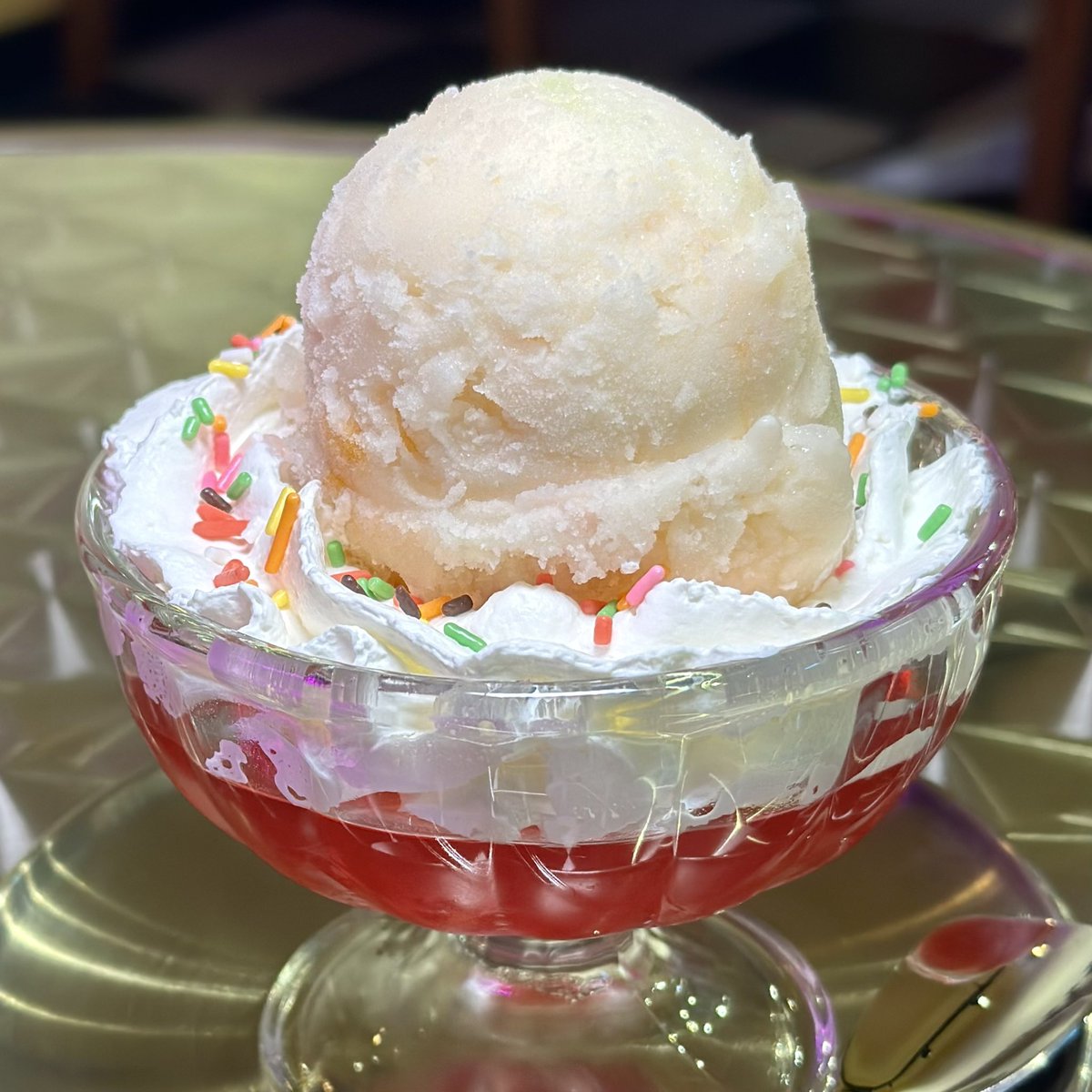 bon_appetitbkk's tweet photo. คาเฟ่ไอศกรีมลับๆในตึกย่านพร้อมพงษ์!!! #SweetKitti 🍨❤️ ไวป์วัยรุ่น90s ชิคๆ
เรื่องความอร่อยคือ 100/10

ที่ขอยกให้เป็น MVP👑 คือ Dark Chocolate Sorbet ไม่มีส่วนผสมของครีมหรือนมเลย เข้มข้น หวานน้อย เหมือนกิน Dark Chocolate Bar ทั้งแท่งในรูปแบบของไอศกรีม 

อีกอันที่ชอบมากคือ Nutty Pecan หอมหวานอร่อย มี texture ของถั่วพีแคนให้เคี้ยวกรุบๆ 

แนะนำ Banana Split🍌 ได้ไอศกรีมทั้งหมด 3 รส พร้อมกล้วยแบบเน้นๆ รับประกันความฟิน

ต่อด้วย Jelly Ice-Cream ไอศกรีมโปะบนเจลลี่สีแดงที่เราคุ้นเคยพร้อมวิปครีมนุ่มๆ