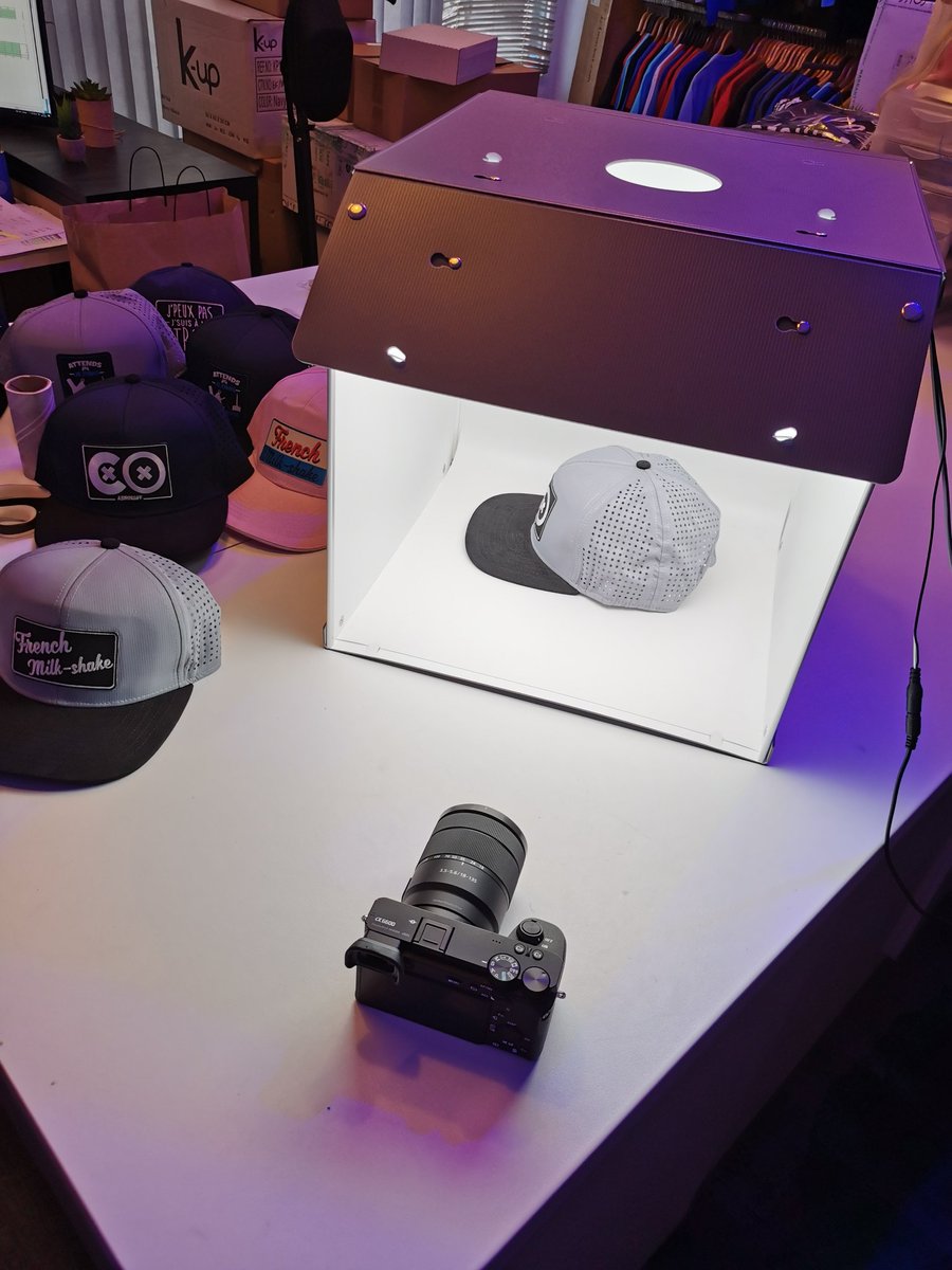 Labricotblanc's tweet photo. Aujourd'hui c'est Shooting casquette en studio (oui c'est dans la boutique) 😉
#casquette #snapback #shootingphoto https://t.co/QJq7OndNhu