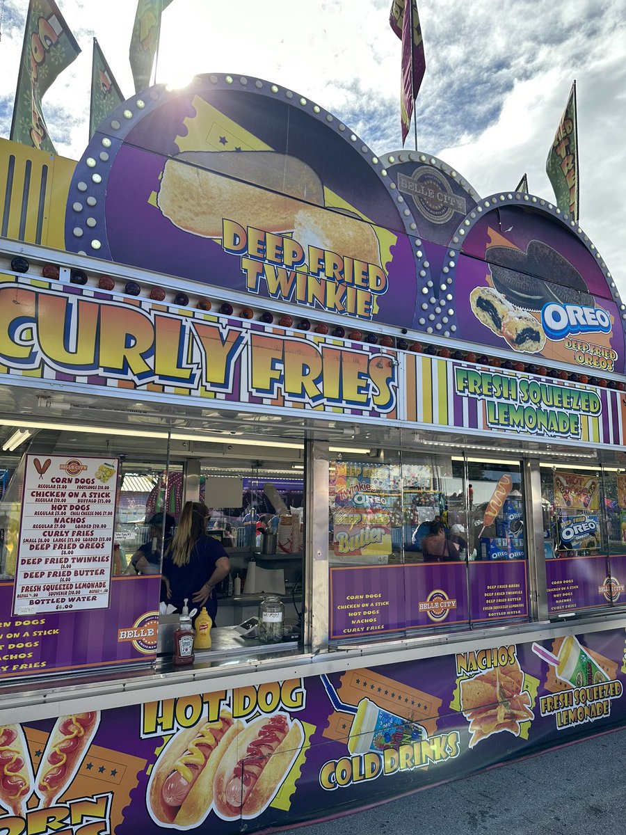EatsandRoads's tweet photo. Finding himself at the @jaxfair for The Greater Jacksonville Agricultural Fair, the Connoisseur wandered around for some essentials. A fan @4H , he visited the Duval County 4-H Foundation team for some vittles….going with their Pulled Pork Nachos (he appreciated that they load ‘em up with cheese) topping them with a sweet and smoky sauce and Carolina gold sauce. Good food and a great organization, seek them out when your belly is telling you it’s time for some fair sustenance. For fair dessert (a must for any fair visit), the Connoisseur sought out fried Oreos….always delicious (the fried butter was an intriguing option, maybe on a future fair foodie adventure). Beyond the eats, he thinks the Connoisseur community should always seek out the racing pigs and the one man band when offered at your local fair. The Jacksonville Fair is running through November 12 if this post is making you hungry for fair food🎡🎢🎠🎟️ #foodie #goodfood #goodeats #eats #jaxfair #friedoreos
