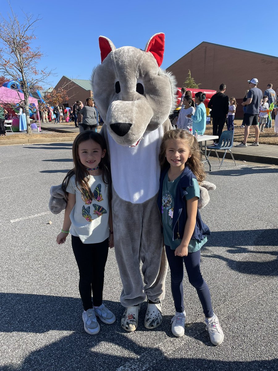 FaucettFifth's tweet photo. @SweetAppleES Fall Festival was a blast! Love this school and community! 💛🍂🍦🍎 @andylallison @laurabutler618 @Allisonriven @SweetApplePTO https://t.co/iSaRgEw202
