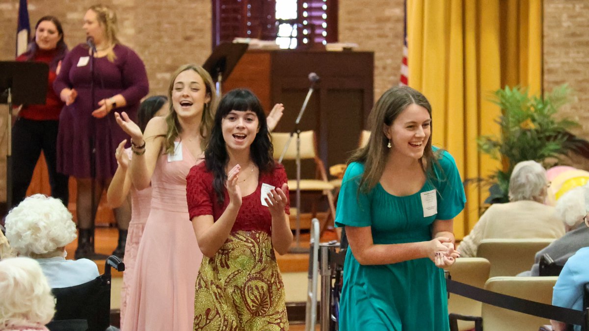 EtownCollege's tweet photo. More than 30 #etowncollege Music Therapy students led an interactive fall recital for residents, guests & families of @MasonicVillages Elizabethtown in an engaging afternoon of singing, expression & creativity this past Friday!
#EducateForService https://t.co/98ueL1h0bq