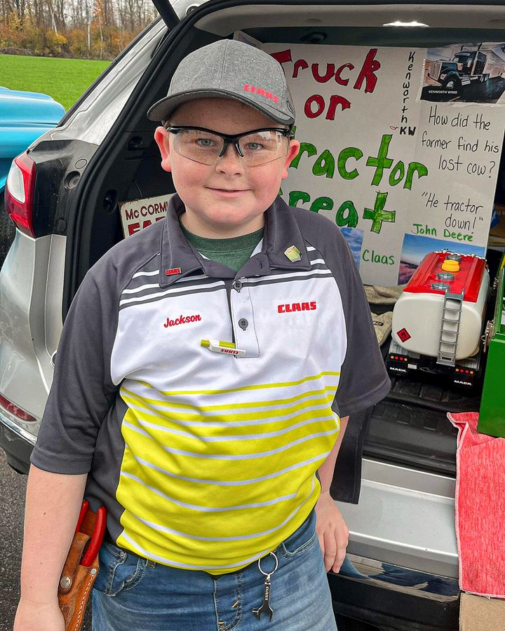 🎃 Spotted: The Cutest CLAAS Fan in Town! 🎃

This little guy showed off his CLAAS spirit. The next generation is ready to take to the fields - or maybe will become a future tech at Canada West Harvest Centre! Hope you had a Happy Halloween - share your best CLAAS costumes...