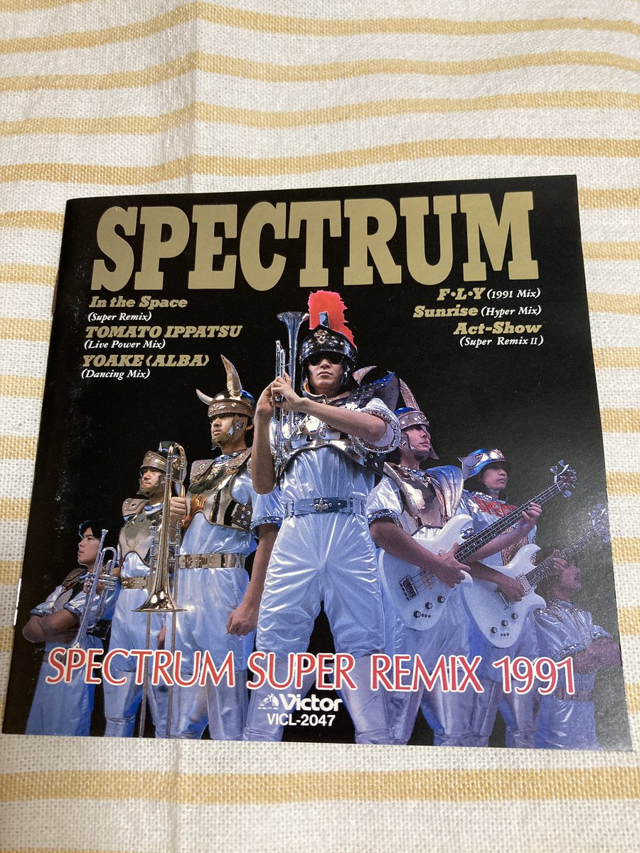 BbPhrygian's tweet image. 今宵聴くのは #Spectrum 最後のアルバム「SPECTRUM SUPER RIMIX 1991」。解散後、元メンバーの有志たちがリミックスしたもの。

↓こんな衣装でテレビに出ていたバンド。ある意味、#ビジュアル系 の始祖かもしれない。1979年デビュー。

演奏がとても上手く、楽器をクルクル回して派手なのよ🎺🎸