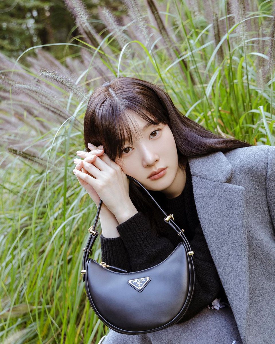 caenyeon's tweet image. She blooms like a lovely flower in the midst of a lush garden. She isn’t just wearing 𝖯𝗋𝖺𝖽𝖺 as her outfits, but she is living her very own “𝖳𝗁𝖾 𝖣𝖾𝗏𝗂𝗅 𝖶𝖾𝖺𝗋𝗌 𝖯𝗋𝖺𝖽𝖺” moment — from the head to the toes and 𝖠𝗋𝗊𝗎𝖾 𝖲𝗁𝗈𝗎𝗅𝖽𝖾𝗋 𝖡𝖺𝗀 in hand.