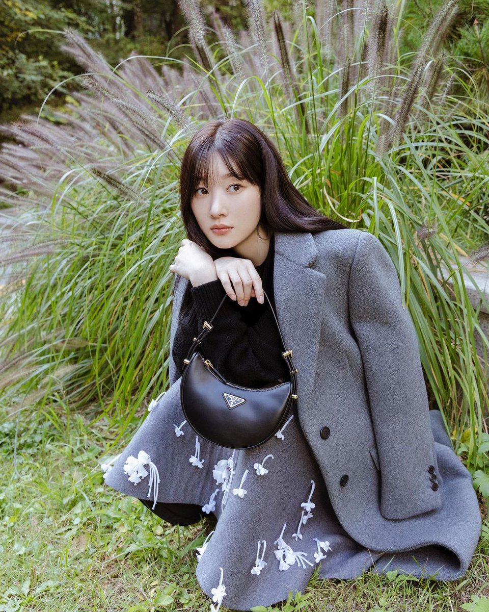 caenyeon's tweet image. She blooms like a lovely flower in the midst of a lush garden. She isn’t just wearing 𝖯𝗋𝖺𝖽𝖺 as her outfits, but she is living her very own “𝖳𝗁𝖾 𝖣𝖾𝗏𝗂𝗅 𝖶𝖾𝖺𝗋𝗌 𝖯𝗋𝖺𝖽𝖺” moment — from the head to the toes and 𝖠𝗋𝗊𝗎𝖾 𝖲𝗁𝗈𝗎𝗅𝖽𝖾𝗋 𝖡𝖺𝗀 in hand.