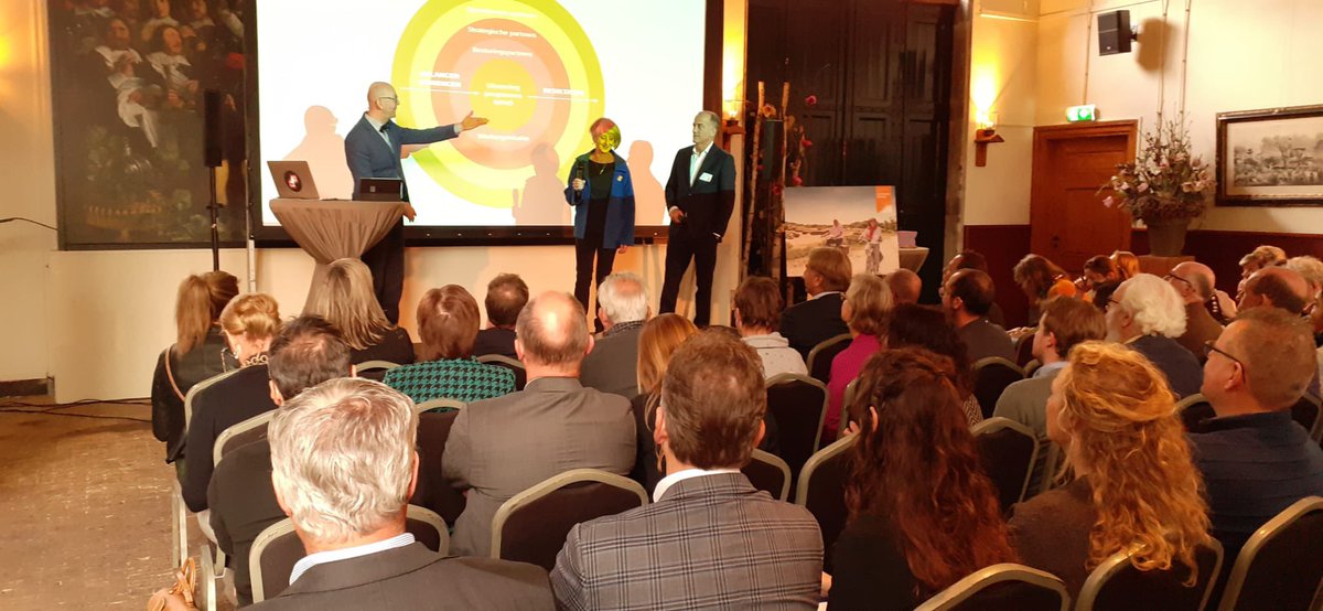 <a href="/GeorgetteLeltz/">Georgette Leltz</a> en @WDrossaert  openen de Bestuurdersbijeenkomst Nationaal Park Hollandse Duinen: volle zaal met partners met ambitieuze plannen voor de toekomst van Hollandse Duinen