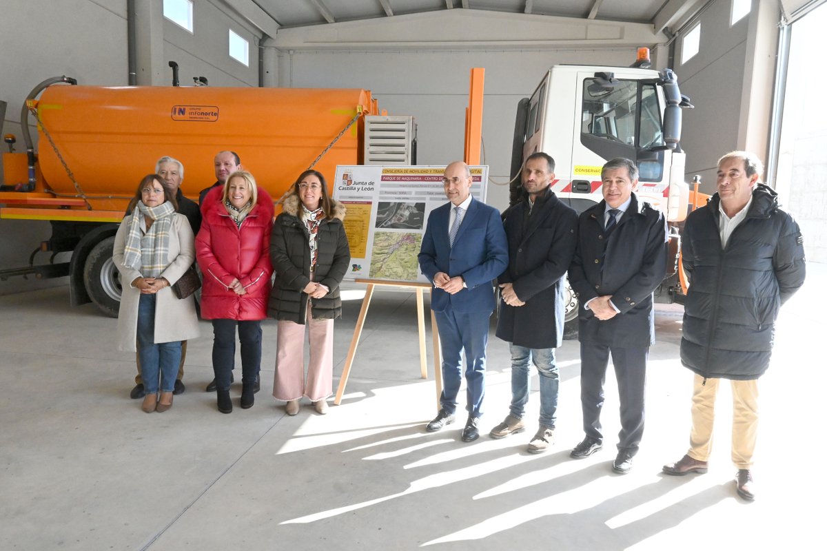jcyl's tweet photo. ❄️Listo el operativo de vehículos y medios materiales de @jcyl para la Campaña de Vialidad Invernal distribuido en 41 parques de maquinaria en #CastillayLeón

La consejera @MariaGlezCorral visita el de Ágreda, en #Soria, el último en incorporarse a la red

https://t.co/7YaWCnlu3d https://t.co/UPBD45AXNg