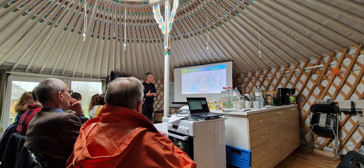 Improbable (mais néanmoins intéressante) conférence de presse en compagnie du ministre Vandenbroucke aujourd'hui dans une yourte, à Genappe, dans le cadre de la présentation du projet K-BAN, aux frontières en aide à la jeunesse et santé mentale.
