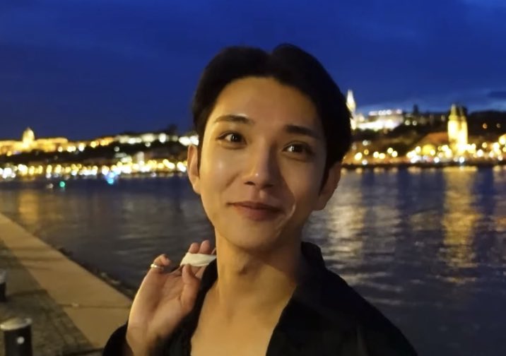hjszones's tweet photo. do you remember all the city lights on the water? 🌃💙 #조슈아 https://t.co/X1rXSqypI1