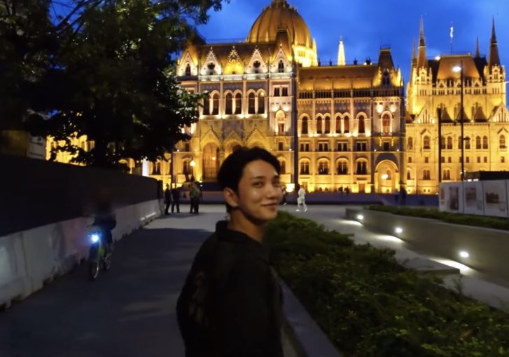 hjszones's tweet photo. do you remember all the city lights on the water? 🌃💙 #조슈아 https://t.co/X1rXSqypI1