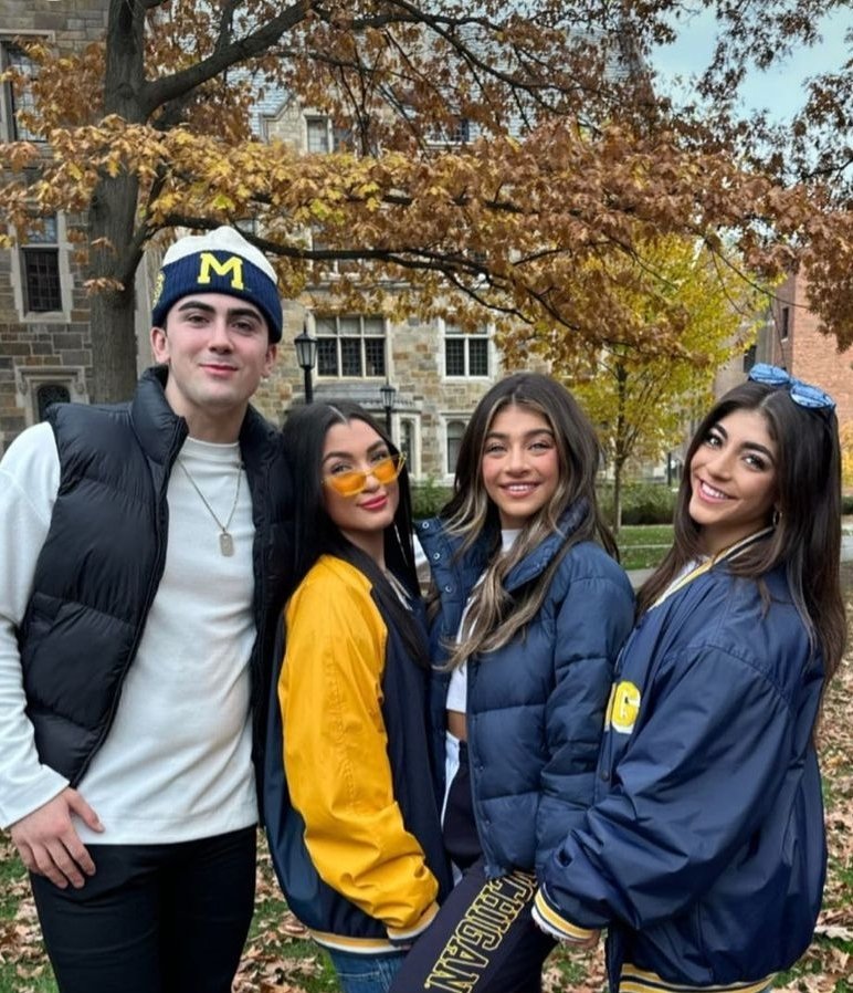 RhonjTeaBee's tweet photo. The Giudice Girls with their step brother Lil Louie 🤎 #RHONJ https://t.co/gYUlg6iSko