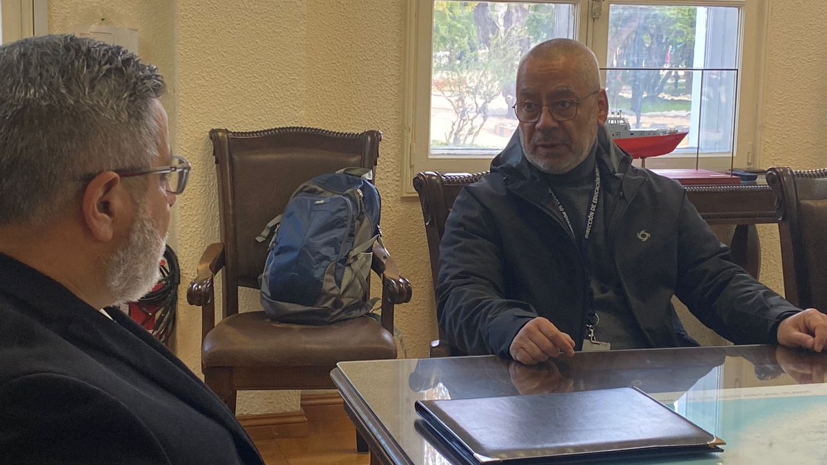 edu__magallanes's tweet photo. #slepmagallanesinforma
Junto a director @inach_gob Marcelo Leppe, firmamos convenio de colaboración para fortalecer la presencia de temáticas antárticas y su incorporación en el currículum para las escuelas públicas de la región.
¡Por una Educación Pública #QueNosLleneDeOrgullo!. https://t.co/vrlHgLZx5K