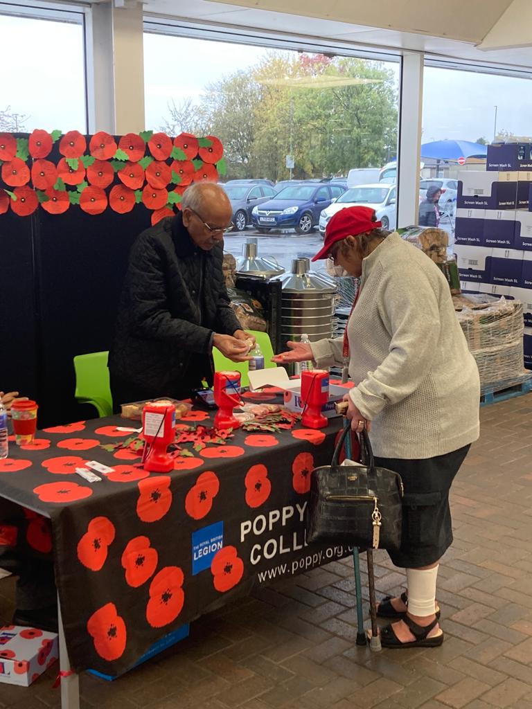 Elders from the Ahmadiyya Muslim Community in #Luton helping for this year’s #PoppyAppeal 2023, raising for the @PoppyLegion This year the Mayor of Dunstable, Councillor Liz Jones, visit us and volunteered as well, we kindly presented her with a copy of the The Holy Quran.