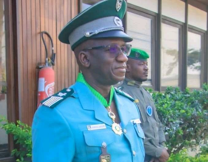 ICI1FO's tweet image. #CIV225 : Le DG de la #SODEFOR présente sa distinction de commandeur de l’ordre national lors du salut aux couleurs ici1fo.com/2023/11/06/cot… via @ici1fo.com