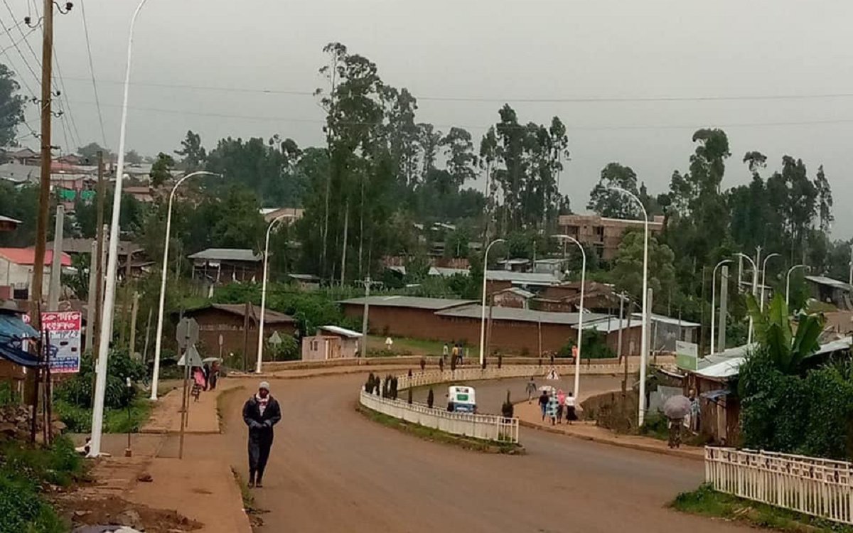 addisstandard's tweet image. Fighting intensifies in #Ethiopia's #Amhara region amid blackout

Heavy fighting is reported to be continuing between Ethiopian troops and local militias across large parts of the Amhara region.

Residents say heavy weaponry is being used. There are also fears that civilians are