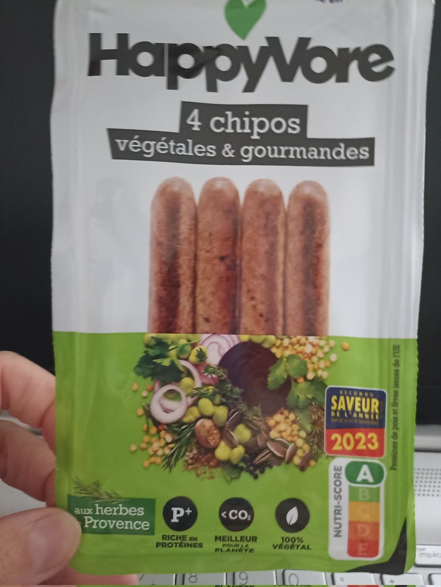 KVal3003's tweet photo. Festin du jour 😋
Je ne mange plus de viande depuis plus de 27 ans donc c'est assez déstabilisant de tester des similis carnés.
Concernant les chipo végétales c'est assez éloigné du carné pour que je ne sois pas trop perturbée 😁
#Happyvore #Vegan #Végétarien #végétalien https://t.co/KABtEDtXrv