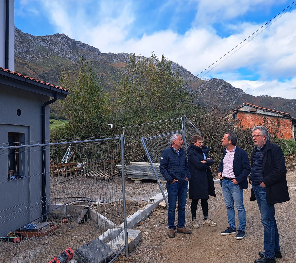 OrdenacionAst's tweet photo. 🔹️El consejero @ovizapico se ha reunido con el alcalde de #Sobrescobio, Marcelino Martínez, y miembros de la Corporación municipal.
➡️Han tratado sobre la renovación del Plan General de Ordenación y han visitado la construcción de una promoción de vivienda pública en #Agues. https://t.co/cNzV4ytjI6