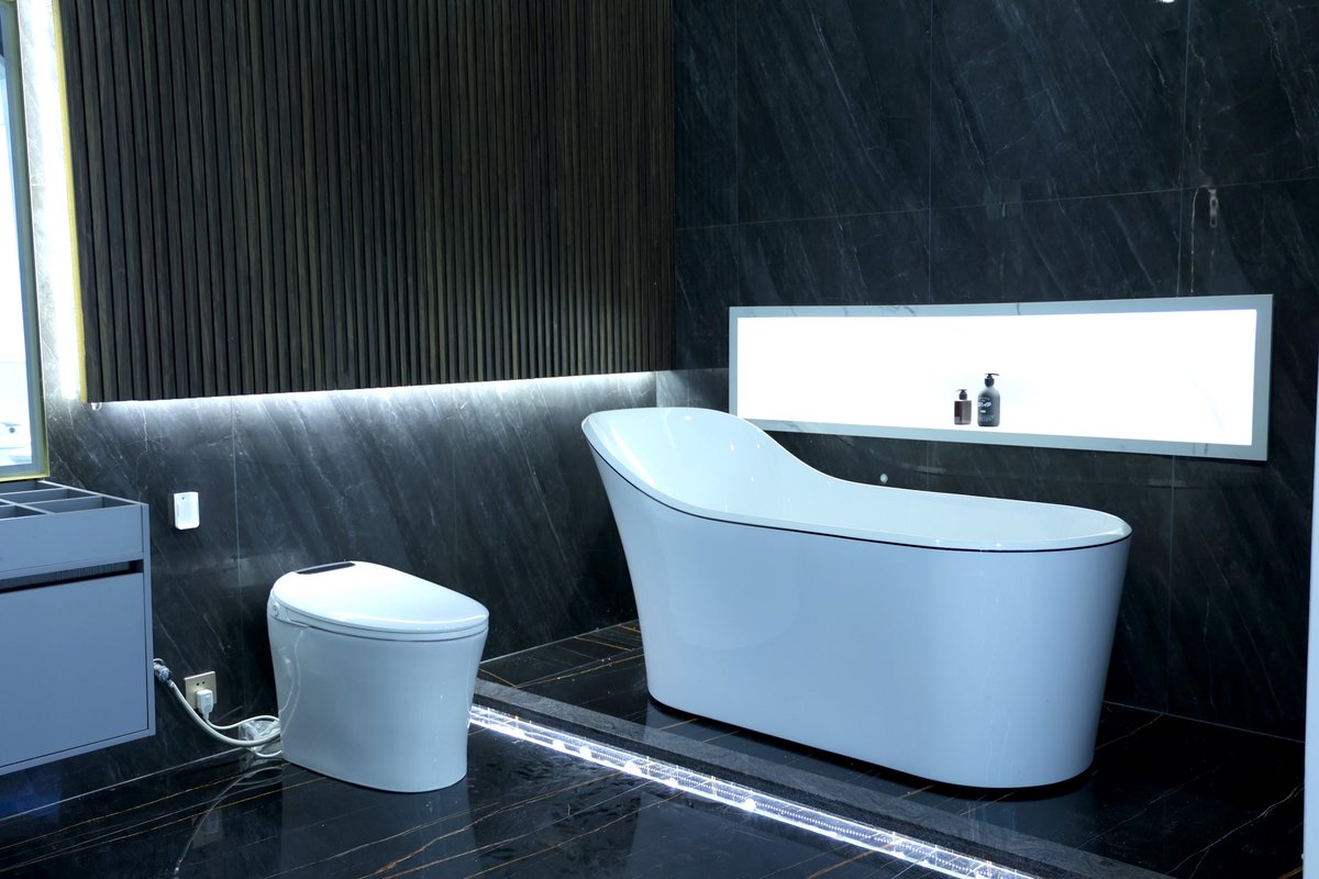 lovechaozhou's tweet image. Beautiful, pleasing, intelligent, power-saving... These are the advantages of 🚽#smarttoilets in #Chaozhou. With the development of the growing smart-bathroom market, ceramics enterprises in Chaozhou actively innovate and update following consumers’ demands.
