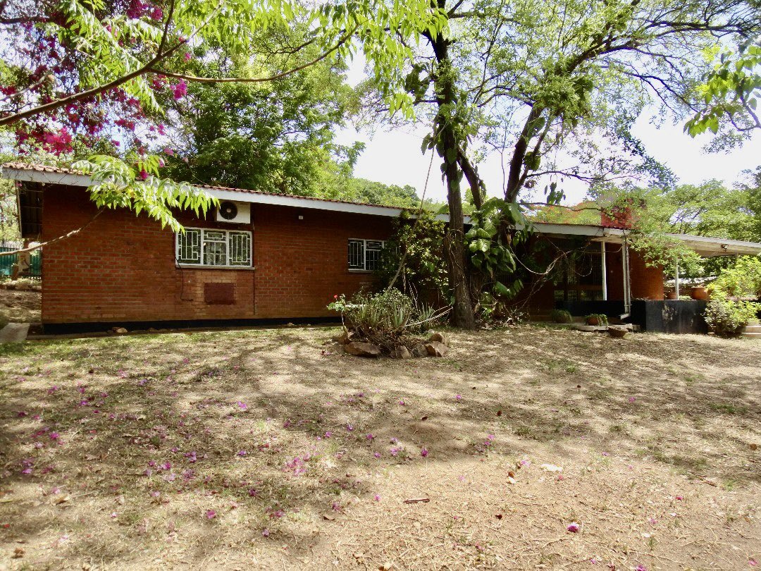 BwailaProp's tweet photo. LOCATION: AREA 10
Lounge
Dining
TV Room
Kitchen
Pantry 
Laundry Room
Lockable Garage
Servant Quarters with 4 room
Water Tank
Solar System
Available now @ $1,200 per month https://t.co/GgUbk076lA