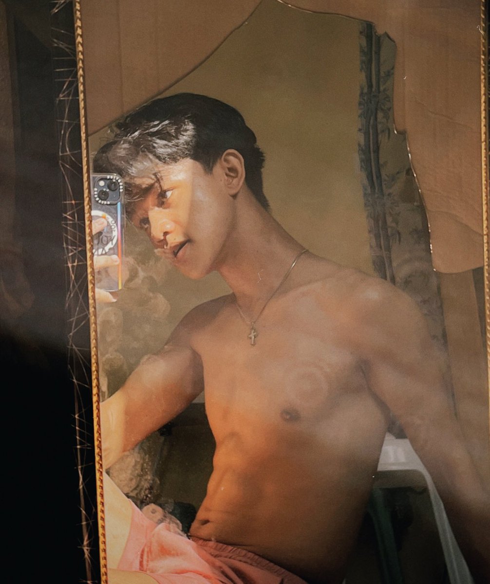 joschyd's tweet photo. broken mirror selfie https://t.co/Io8IqO3wMv