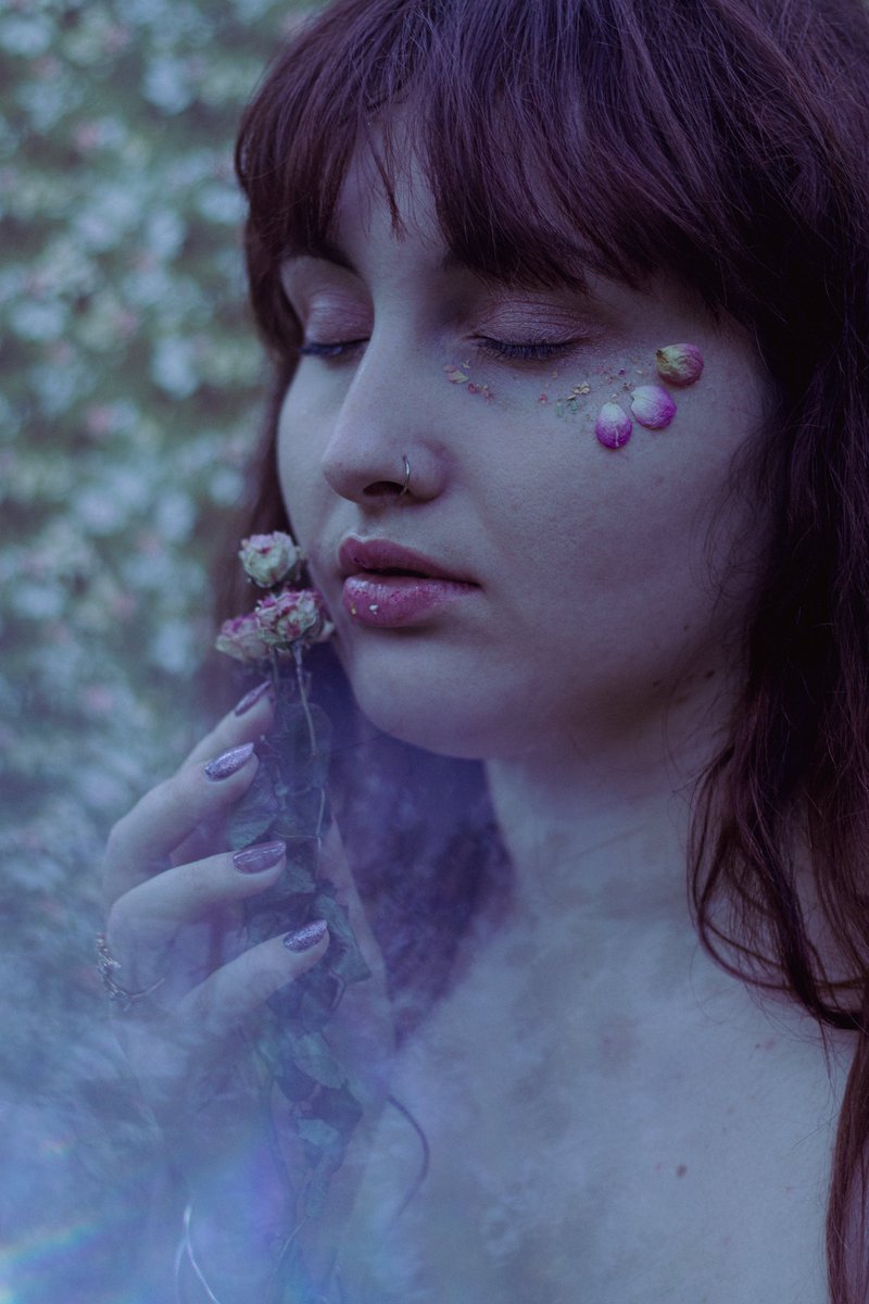 Bonjour à tous,

Petit post tout doux aujourd'hui sur une séance photo très florale.
n'hésitez pas à me soutenir sur mon Patreon si vous aimez mon travail !

Très bon lundi !🪻

#MondayMotivaton #France #PhotographyIsArt