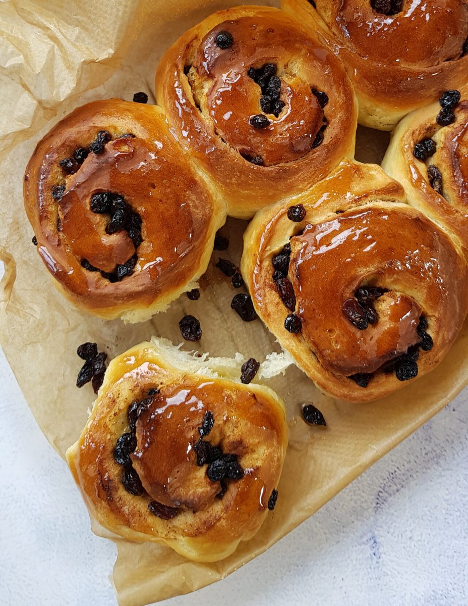 EpsomBakehouse's tweet photo. @hl_bradfield @journoresources What about a gift of bread baking - time out to relax, learn a new skill and bake a delicious treat? I have courses available on demand so you can learn at a time to suit you https://t.co/raty6IKgiA https://t.co/7ljKJ8WiHo