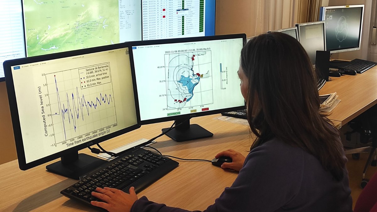 IGNSpain's tweet photo. 🤔¿#SabiasQue el #IGNSpain ha participado en un simulacro de #tsunami de la región noreste atlántica?🌊

 ➡️Denominado #NEAMWave23, su objetivo es evaluar la preparación y concienciación sobre el riesgo de tsunami en la región

📰Más info: https://t.co/JRSMv1ns7K

#CNIG @mitmagob https://t.co/CDozUbiWuq