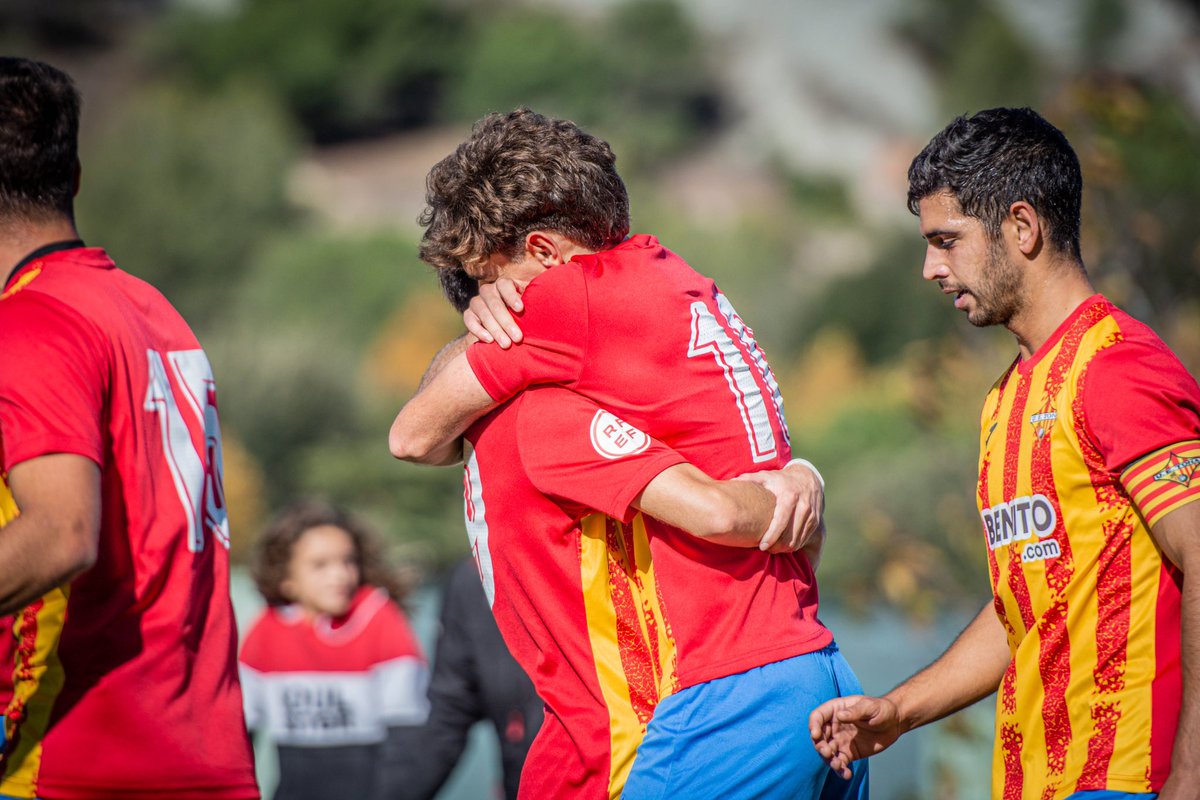 Un doblet de Guillem “Esquerrabill” dona la victòria al Tona❤️‍🔥

<a href="/gerardbayes63/">Gerard Bayés</a> 🗞️

uetona.cat/un-doblet-de-g…

#SomHiTona #3RFEF5