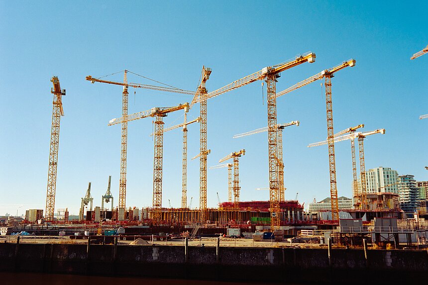 Eine bezahlbare Wohnung in der Stadt zu finden ist schwer. Und Eigentum zu kaufen ist sowieso utopisch. Die Wohnungsreferentin des Paritätischen Gesamtverbands <a href="/GretaSchabram/">Greta Schabram</a> erklärt, wie eine Neue #Wohngemeinnützigkeit helfen kann.
#Wohnungsmarkt
wir-sind-paritaet.de/wir-berichten/…