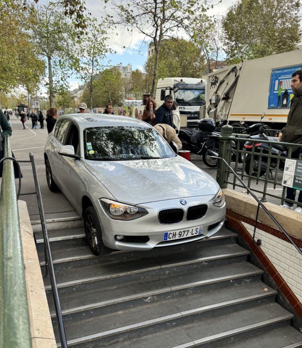 jeanlucbattini's tweet photo. #Insolite ce matin à Neuilly-sur-Seine @VilledeNeuilly garer sa #voiture 🚙 #bmw directement dans la station de #métro, #lessablons quel gain de temps ! 🤙 @JCFromantin @RATPgroup 🤣 https://t.co/zPyYfEznhW