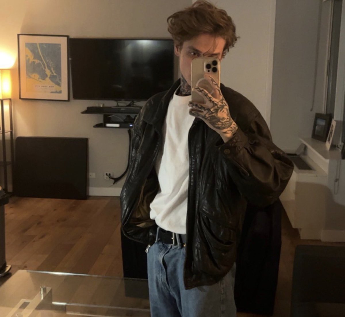 asinfulwolf's tweet image. 👻 : 𝐒𝐮𝐥𝐥

Meet me at lunch? 

( 𝙏𝙊𝙏𝘼𝙇𝙇𝙔 hasn’t watched that Snapchat over and over. )