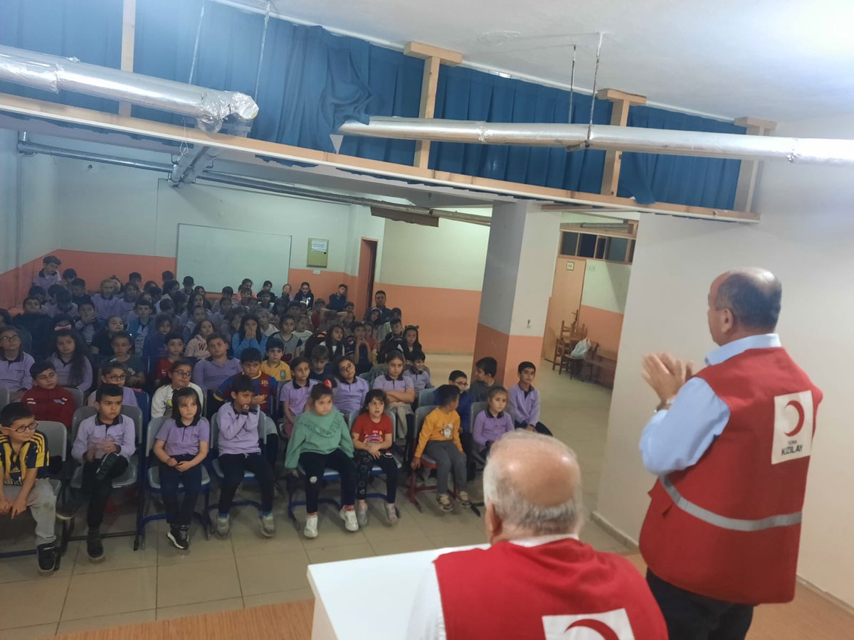 AvukatHusnu's tweet photo. Kızılay Ayancık Temsilcileri Sn. Yaşar ALTINTAŞ ve Sn. Hüseyin ÖZAY Kızılay Haftası kapsamında okulumuz öğrencileri ile buluşarak Kızılay hakkında bilgi verip öğrencilerimizin sorularını cevaplandırdılar.@ayancikilcemem @Ayancikkym @sinopilmem @tcmeb https://t.co/zAvmBLbx2p