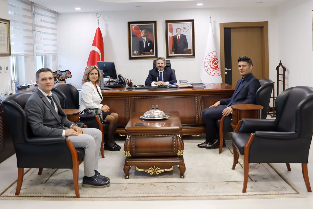 Çalışma ve Sosyal Güvenlik Bakan Yardımcımız Sayın Ahmet AYDIN dernek yönetimimizi makamında kabul etti. Misafirperverliği ve nazik yaklaşımından dolayı teşekkür eder, yeni görevinin kendisine ve Bakanlığımıza hayırlı olmasını dileriz.<a href="/AhmetAYDIN_02/">Ahmet AYDIN</a> <a href="/csgbakanligi/">T.C. Çalışma ve Sosyal Güvenlik Bakanlığı</a> <a href="/TurkiyeIsKurumu/">İŞKUR</a>