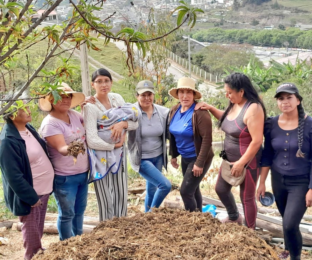 #Loja | Con la participación de las Comunidades de Aprendizaje de las parroquias Carigán y el Valle, se realizan abonos orgánicos, con el propósito de mejorar la fertilidad de los suelos, producción de los cultivos, y optimizar los recursos del sector.