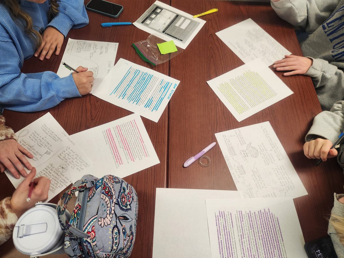 RCSHSMrCharles's tweet photo. US History students using the VIP reading strategy and sketch noting the story of Issac Woodward. @KEDC1 #ASPIRE2Lead https://t.co/9jwb1iLvyq