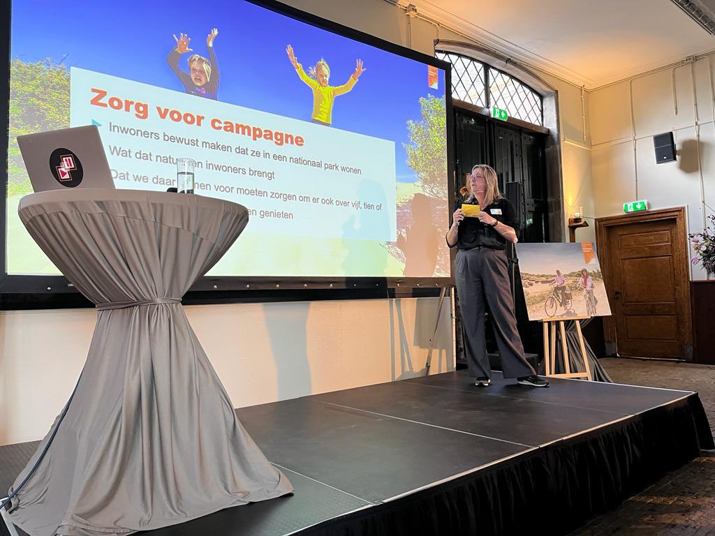 Samen zorgen voor Nationaal Park Hollandse Duinen. Communicatie-adviseur Kim van Holsteijn van <a href="/Dunea/">Dunea</a> roept de aanwezigen van de NPHD bestuurdersbijeenkomst op aan te haken bij deze publiekscampagne. Zo zorgen we samen voor ons prachtige landschap en bijzondere natuur. #doemee