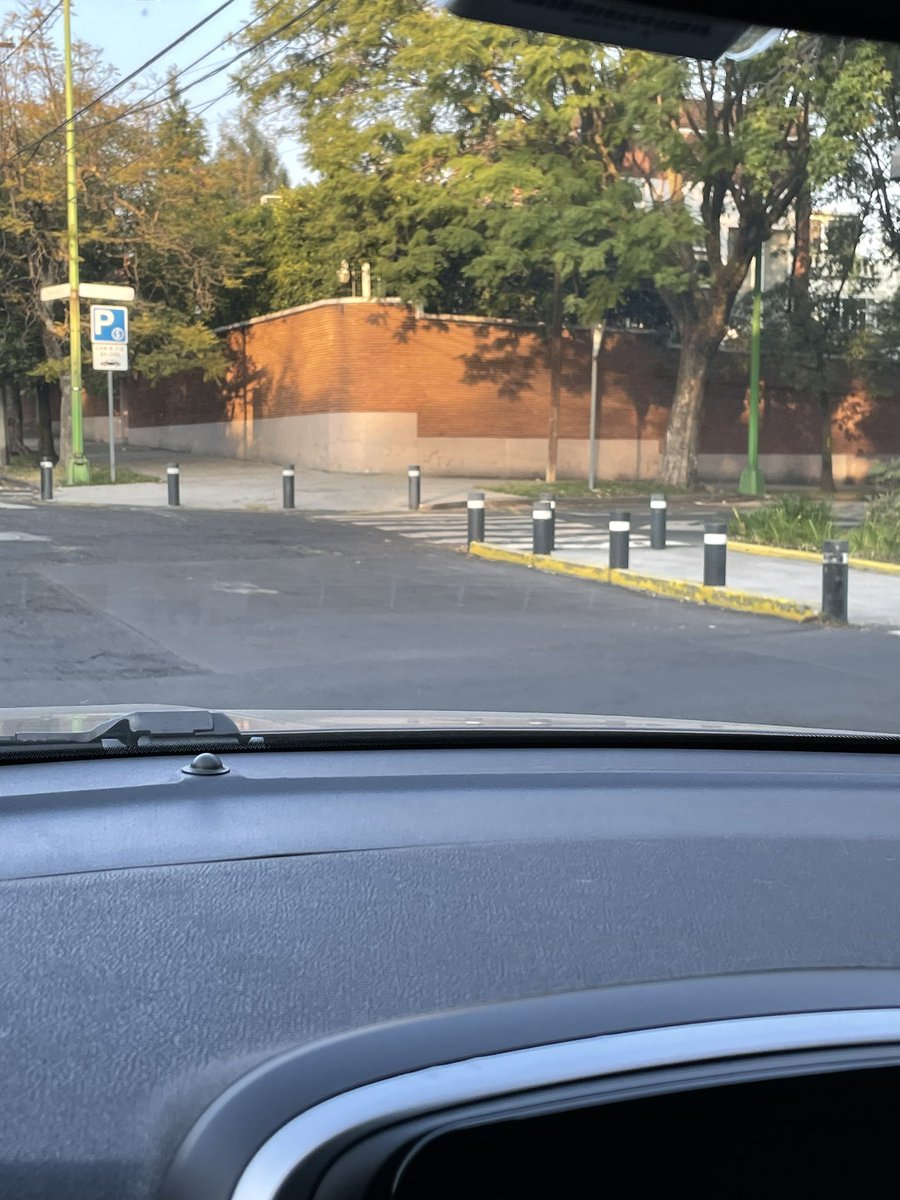 @PolancoLomas Ya dejen de hacer estupideces con sus súper banquetas en Prado Norte, Polanco y las lomas, aparte se ven horribles @Pajaropolitico @lopezdoriga