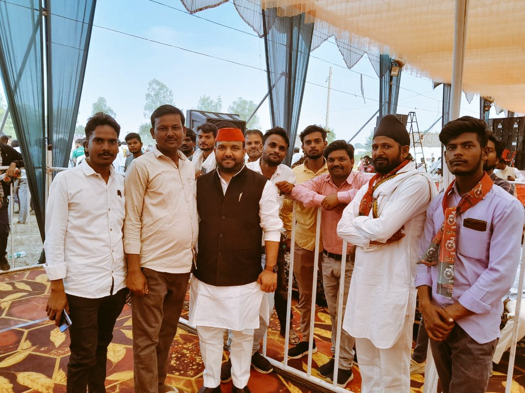 माननीय राष्ट्रीय अध्यक्ष श्री <a href="/yadavakhilesh/">Akhilesh Yadav</a> जी मध्य प्रदेश के कटनी जिले की बहोरी बन्द विधानसभा में समाजवादी पार्टी के प्रत्याशी श्री <a href="/Shankar48103906/">शंकर महतों</a> जी के समर्थन में आयोजित जनसभा में सम्मिलित हुए।
<a href="/RahulShivGanes3/">राहुल शिवगणेश लोधी (विधायक)</a> <a href="/MPARMYCHIEF/">OBC Rakesh Singh Lodhi</a>