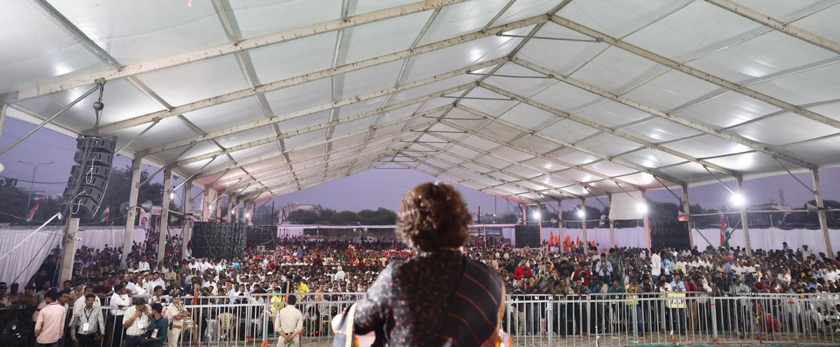 INCIndia's tweet photo. कांग्रेस महासचिव श्रीमती @priyankagandhi जी ने मध्य प्रदेश के इंदौर में विशाल जनसभा को संबोधित किया।

मध्य प्रदेश की जनता शिवराज सरकार के भ्रष्टाचार, अत्याचार और कुशासन के खिलाफ वोट करने जा रही है। https://t.co/iOl71wJpr0