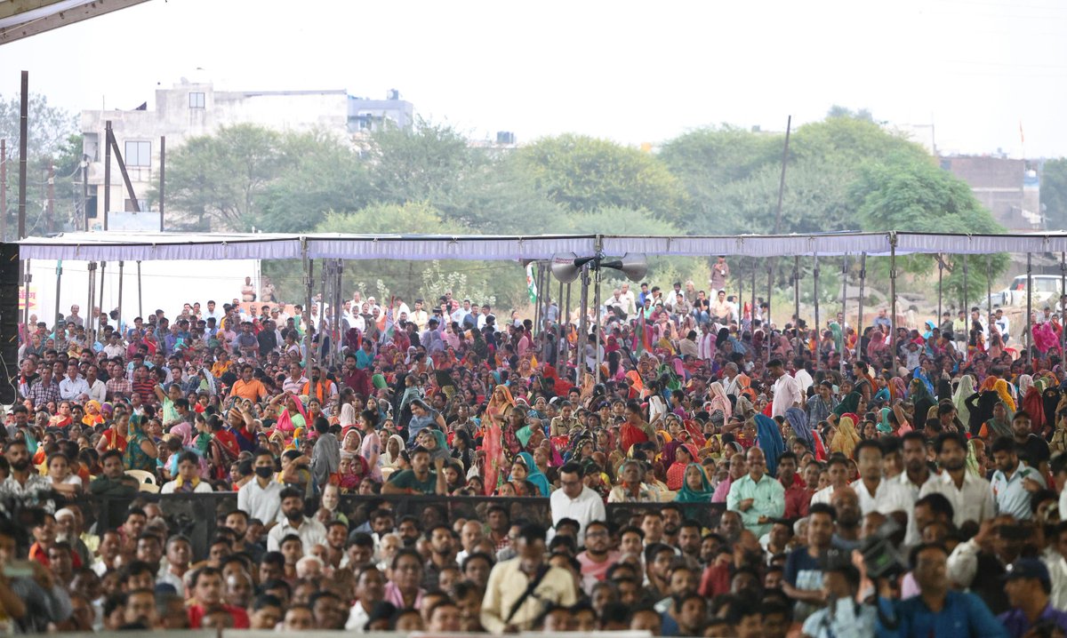 कांग्रेस महासचिव श्रीमती <a href="/priyankagandhi/">Priyanka Gandhi Vadra</a> जी ने मध्य प्रदेश के इंदौर में विशाल जनसभा को संबोधित किया।

मध्य प्रदेश की जनता शिवराज सरकार के भ्रष्टाचार, अत्याचार और कुशासन के खिलाफ वोट करने जा रही है।