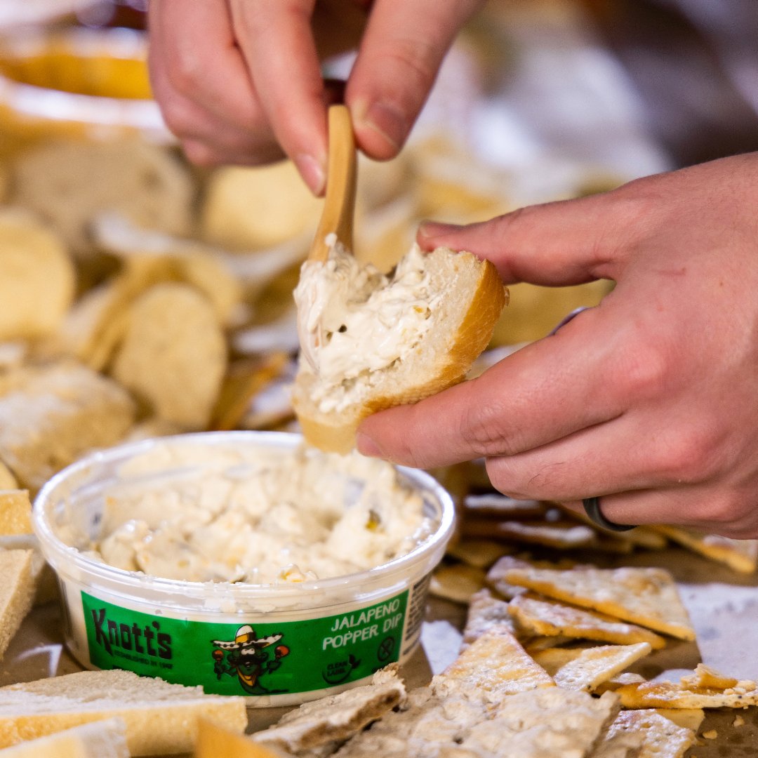 KnottsFoods's tweet photo. 🧀 Spice up your mid-day snack with Knott's Jalapeño Popper Dip! 🔥

#PureSouth #GlutenFree #KnottsFineFoods #RealIngredients #PureSouth #DipsAndSpreads #FourthGeneration #ParisTennessee #JalapenoPopperDip https://t.co/cXucXrsK9F