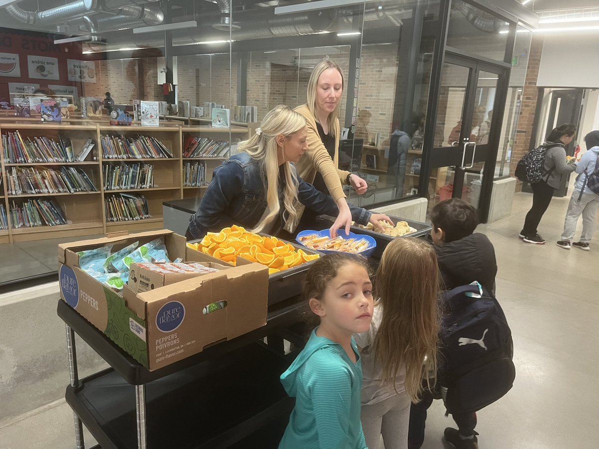 Thank you to our @osnpWE friends who came out to help prep and serve breakfast this morning! Cardinals enjoyed oranges, bread from Kava bakery, cheese and tomatoes and cucumbers from @PureFlavor! We ❤️our community partners! #FullBellyFullEffort