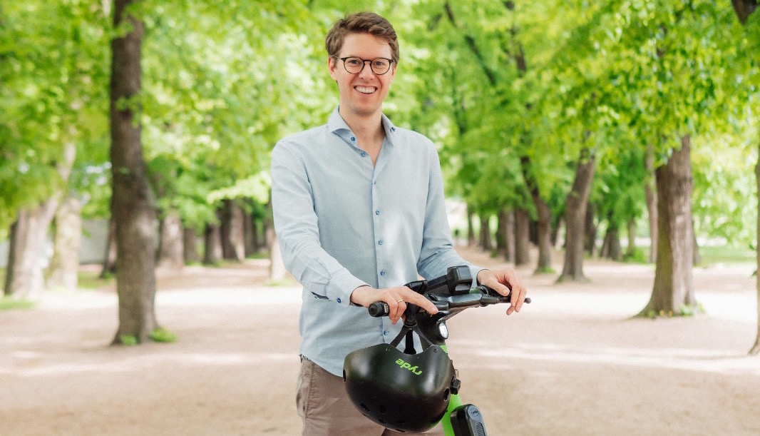 ZagDaily's tweet photo. .@Luna_Systems_ and Ryde are powering one of the first full-scale Advanced Rider Assistance Systems (ARAS) for shared e-scooters, enabling intelligent deceleration

Read more: 
https://t.co/IkhKpbbr4c https://t.co/n0CAvoKiTN